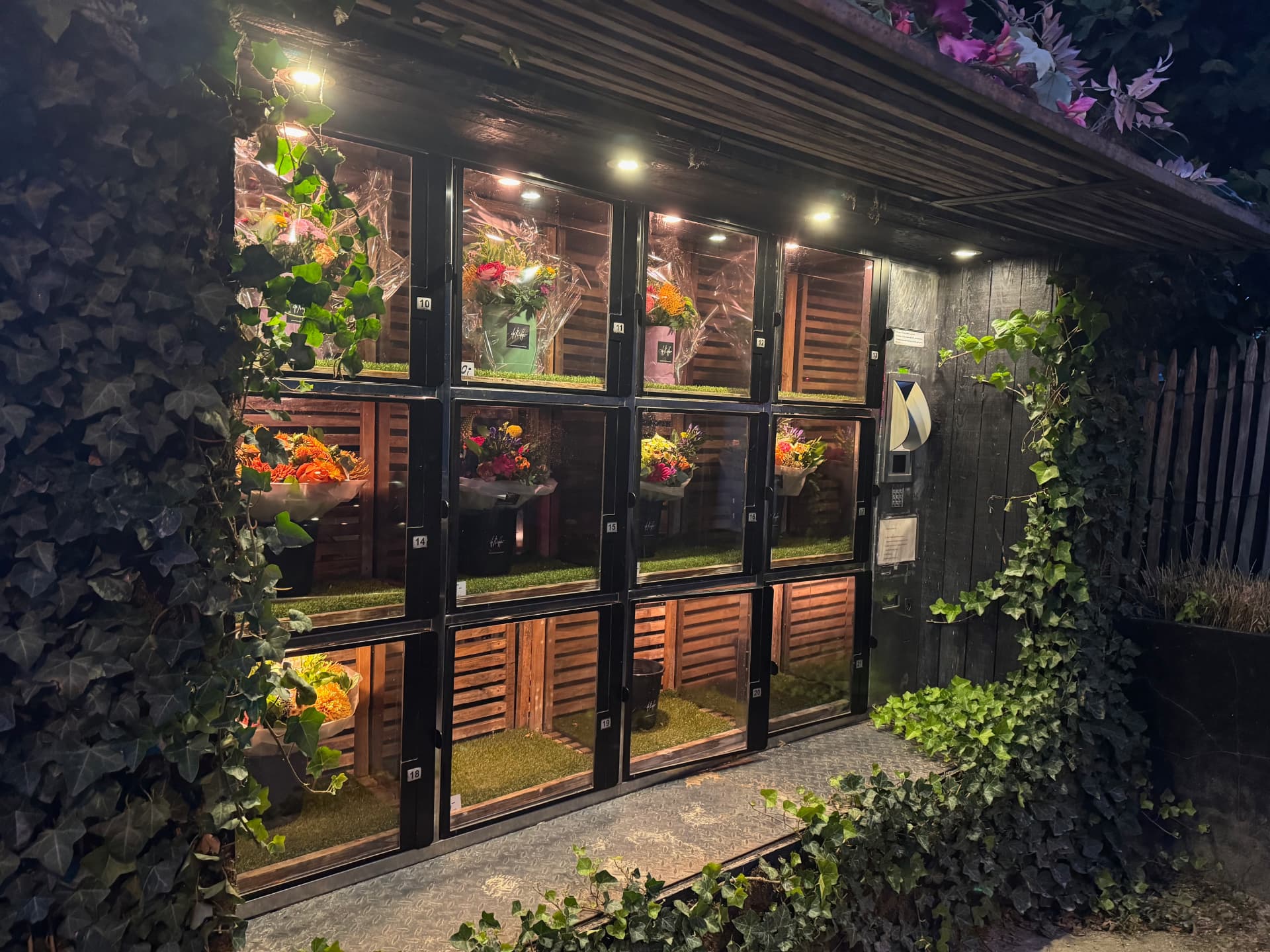 Onze echte bloemenautomaat met verlichte vakken vol verse boeketten
